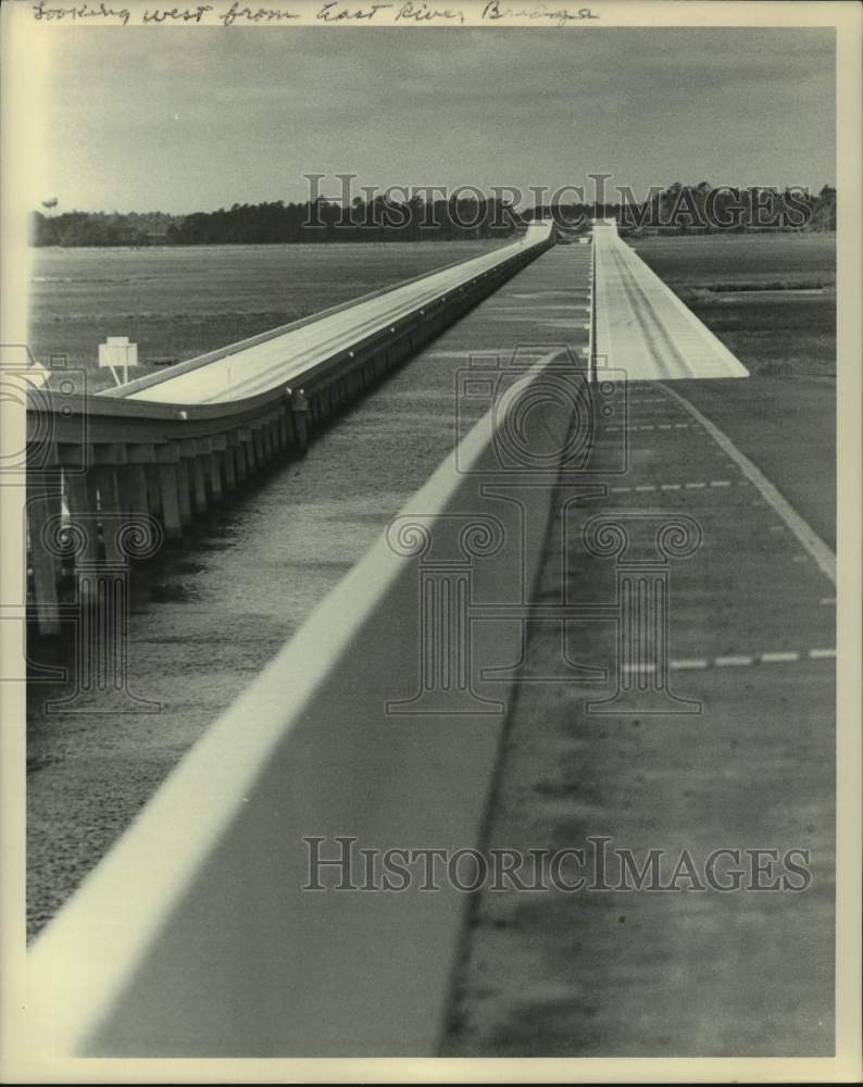 Press Photo Looking West over I-10&#39;s East River Bridge - Historic Images