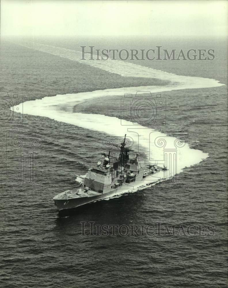 Press Photo U.S. Navy Ship Ticonderoga makes serpentine in Water - ampa01359- Historic Images