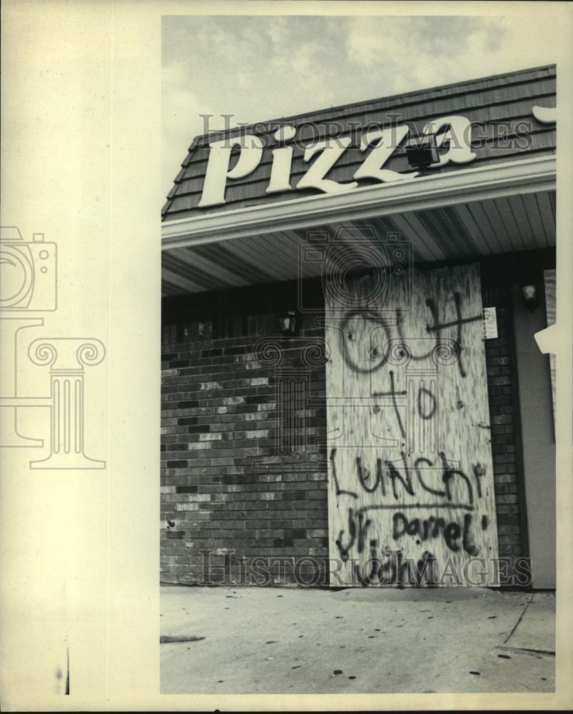 1985 Press Photo Pizza Hut boarded up with sign for Hurricane Elena- Historic Images