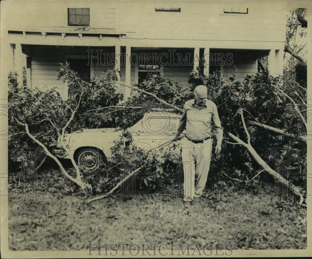 1979 Press Photo David Lott with Hurricane Frederic damage in Pascagoula- Historic Images