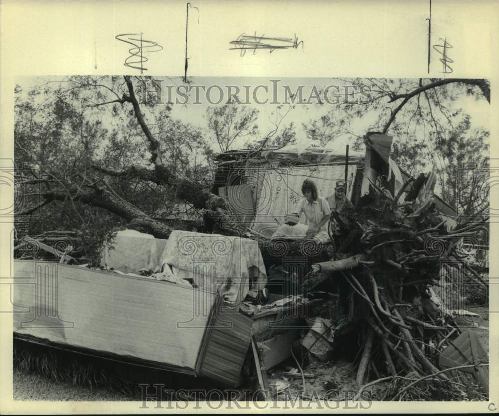 1985 Press Photo People salvage books from remains after Hurricane Elena- Historic Images