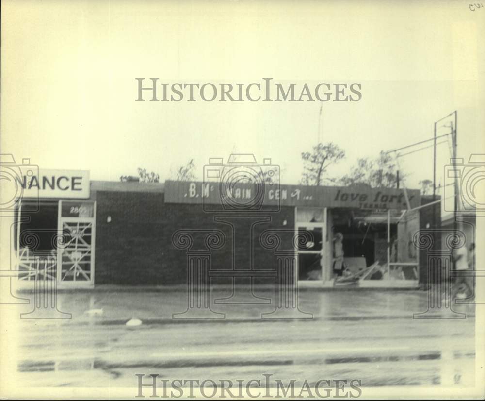 1985 Press Photo Hurricane Elena damage at Tennis Retail Store - ampa01472- Historic Images