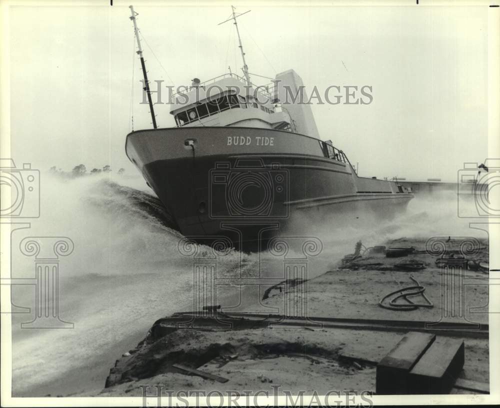 Press Photo Budd Tide Boat released into Waters at Shipyard - ampa01529