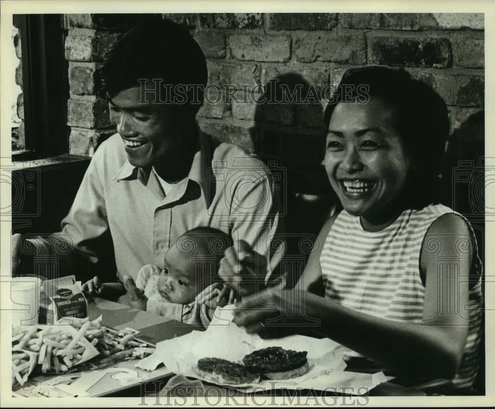 1975 Press Photo Vietnamese Refugees enjoy welcome meal - amra00042