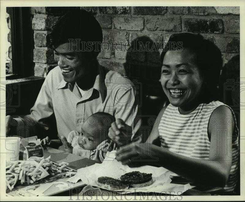 Load image into Gallery viewer, 1975 Press Photo Vietnamese Refugees enjoy welcome meal - amra00042
