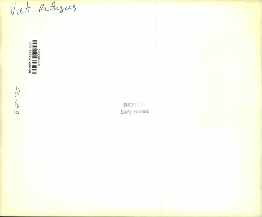 1975 Press Photo Vietnamese Refugees enjoy welcome meal - amra00042