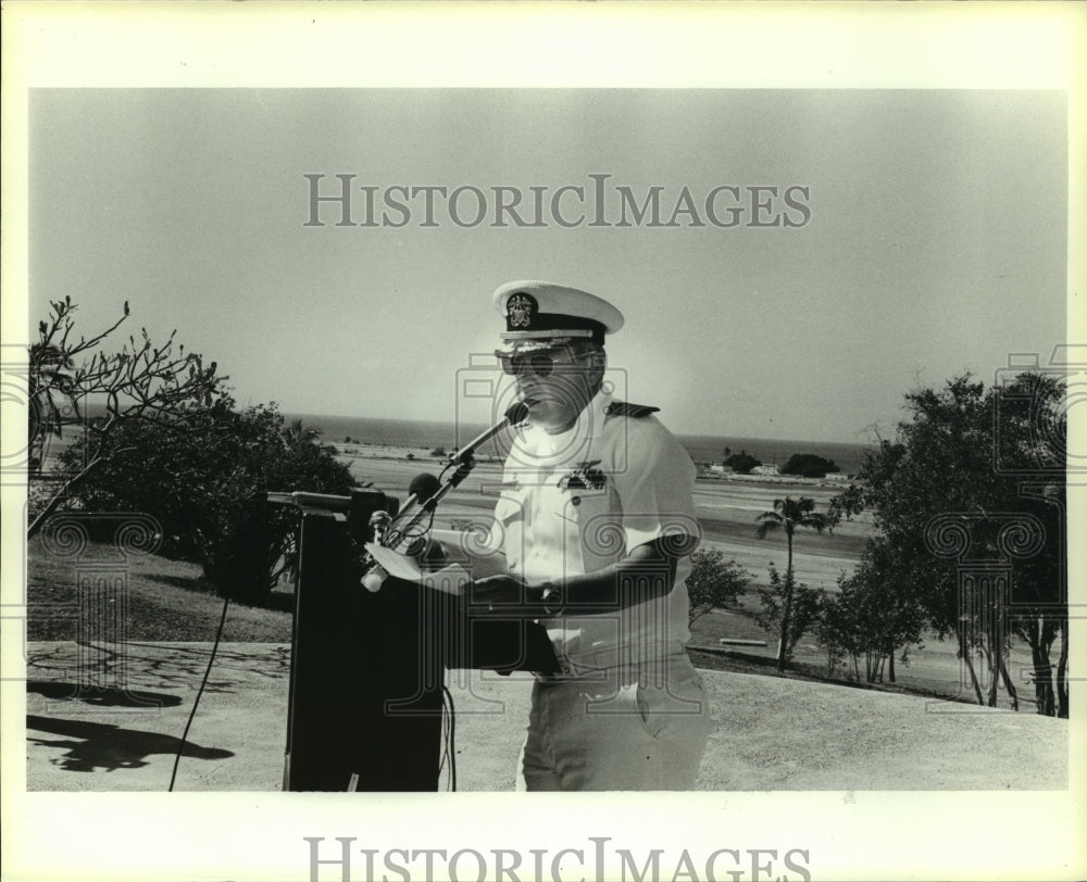 1985 Press Photo Naval Officer speaks from U.S. Navy Airfield, Cuba- Historic Images