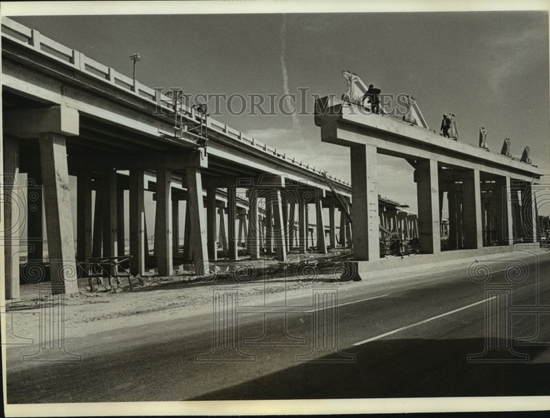 Load image into Gallery viewer, 1973 Press Photo Construction of interstate along east side in Mobile, Alabama
