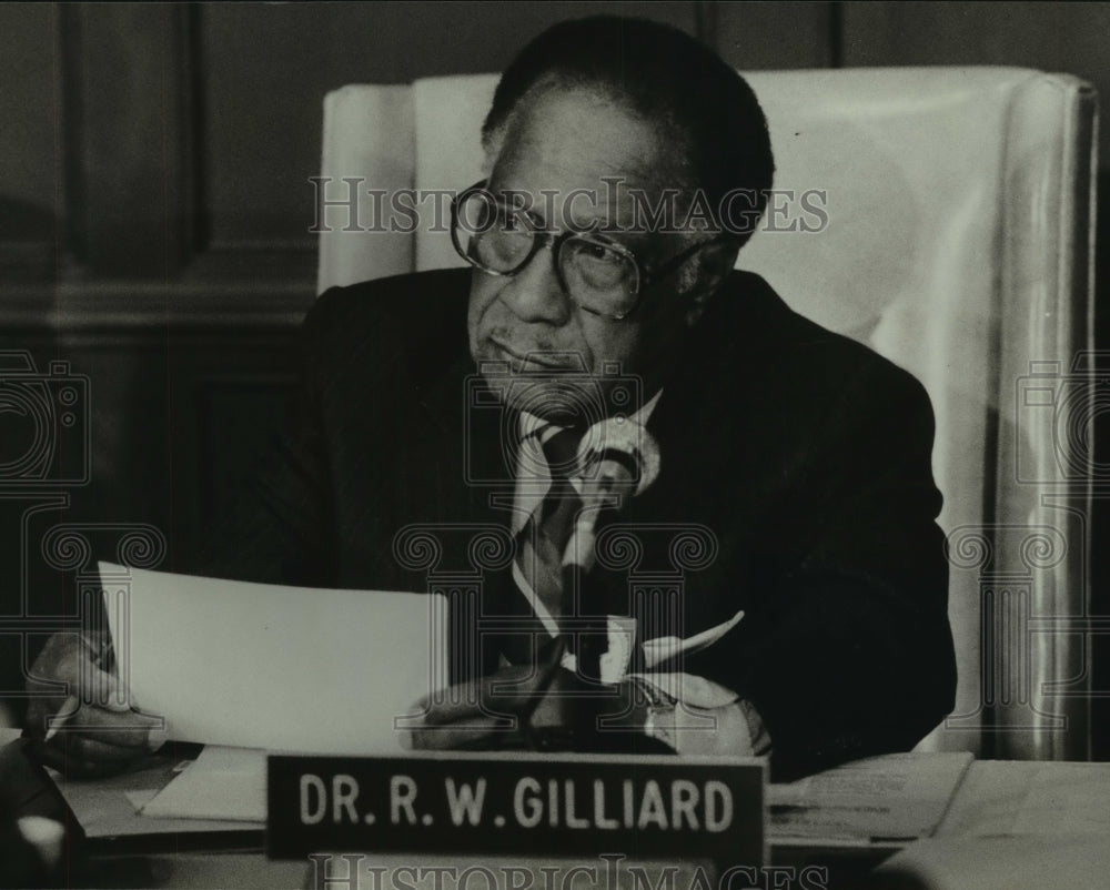 1987 Press Photo Dr. Robert Gilliard speaks at Mobile County School Board - Historic Images