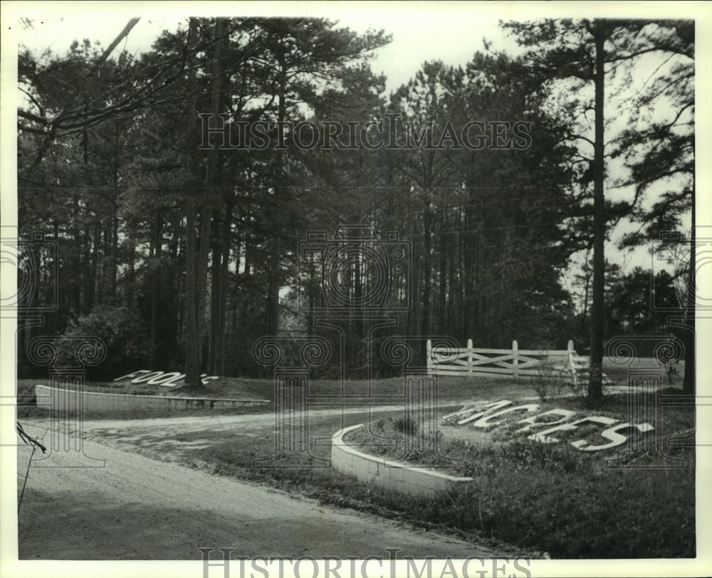 Press Photo Entrance to Foolâ€™s Acres subdivision in Alabama - Historic Images