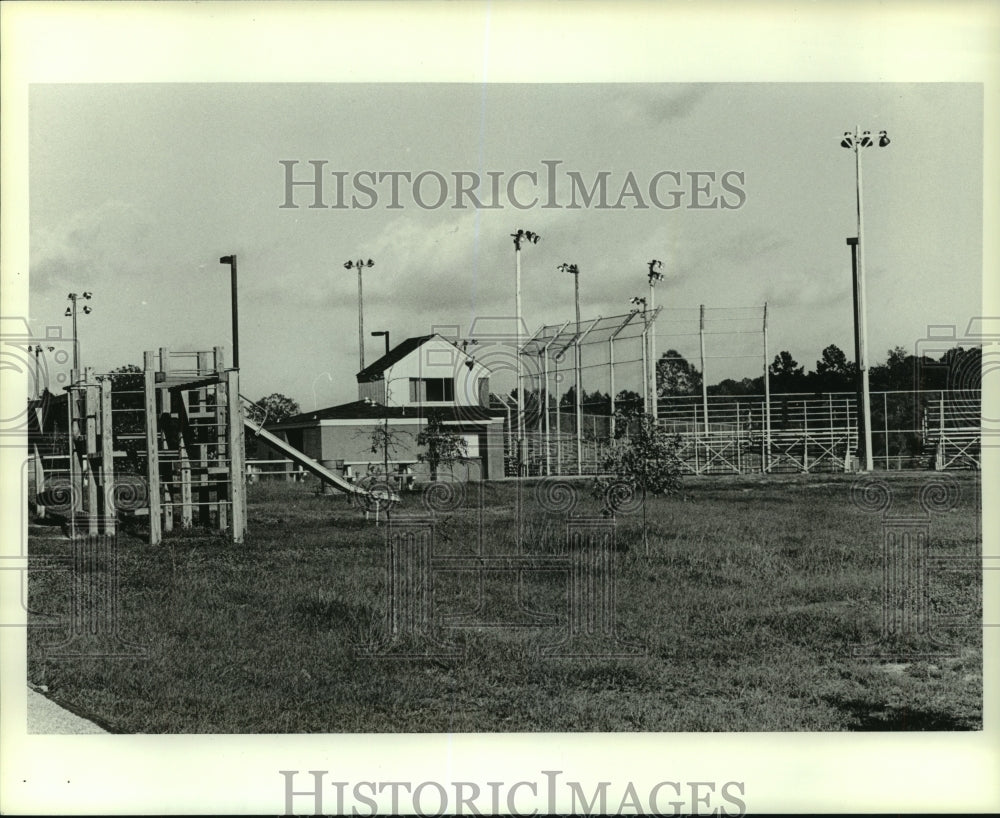 1984 Press Photo Playground and sports field in park in Thomasville, Alabama- Historic Images