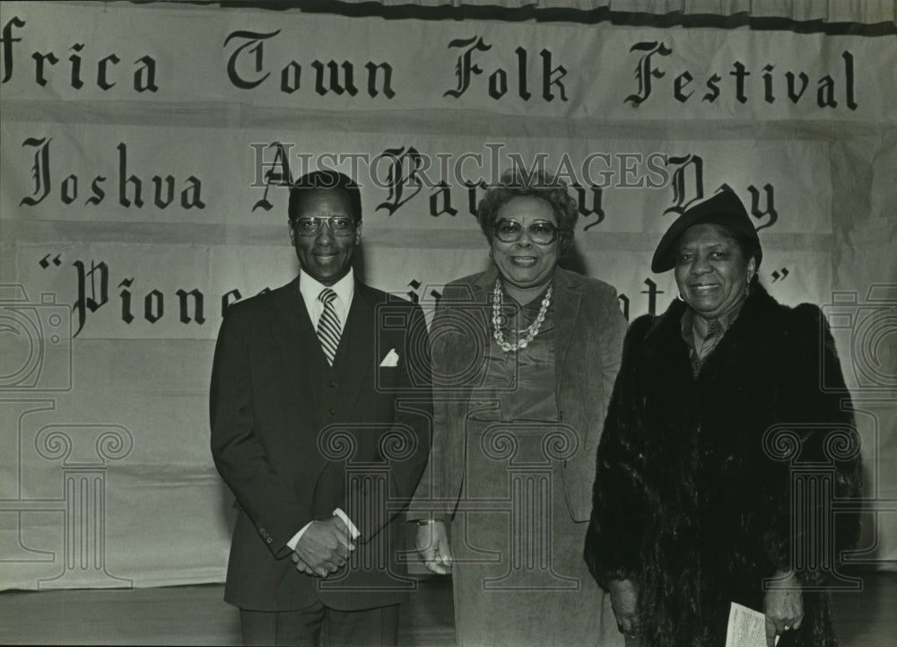 1989 Press Photo Alfonso Marsh and women at Africa Town Festival in Alabama - Historic Images