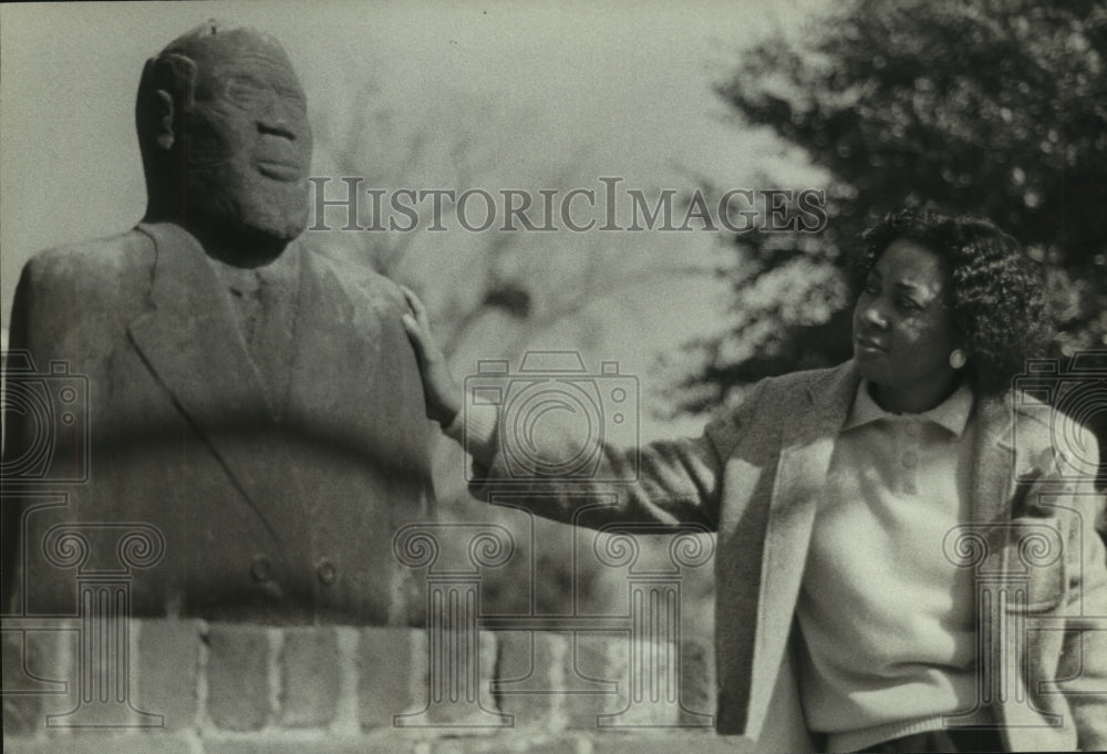 1989 Press Photo Helen Jackson with statue in Africatown in Alabama - Historic Images