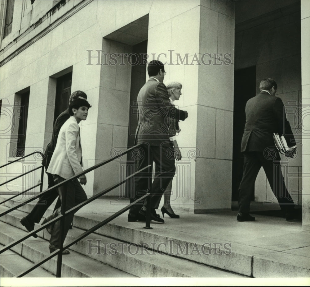 1984 Press Photo People enter building in Alabama - Historic Images