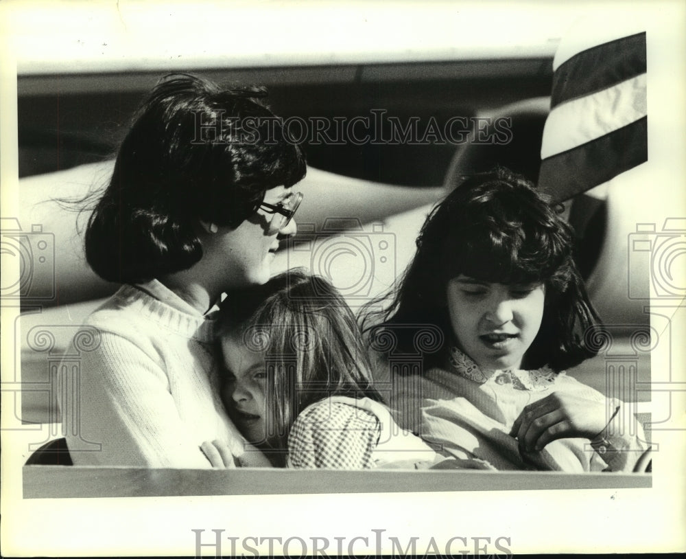 1984 Press Photo Woman holds Gary Greenoughâ€™s daughters in Alabama - Historic Images