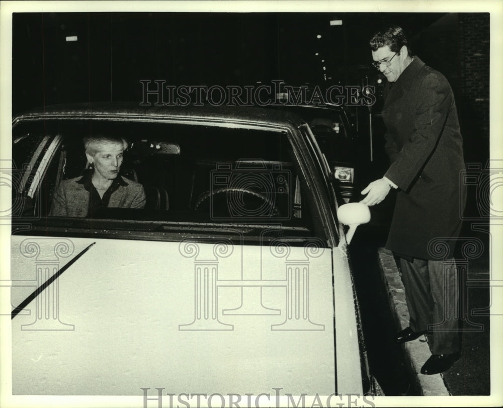 1984 Press Photo Gary Greenough gets into car in Alabama- Historic Images