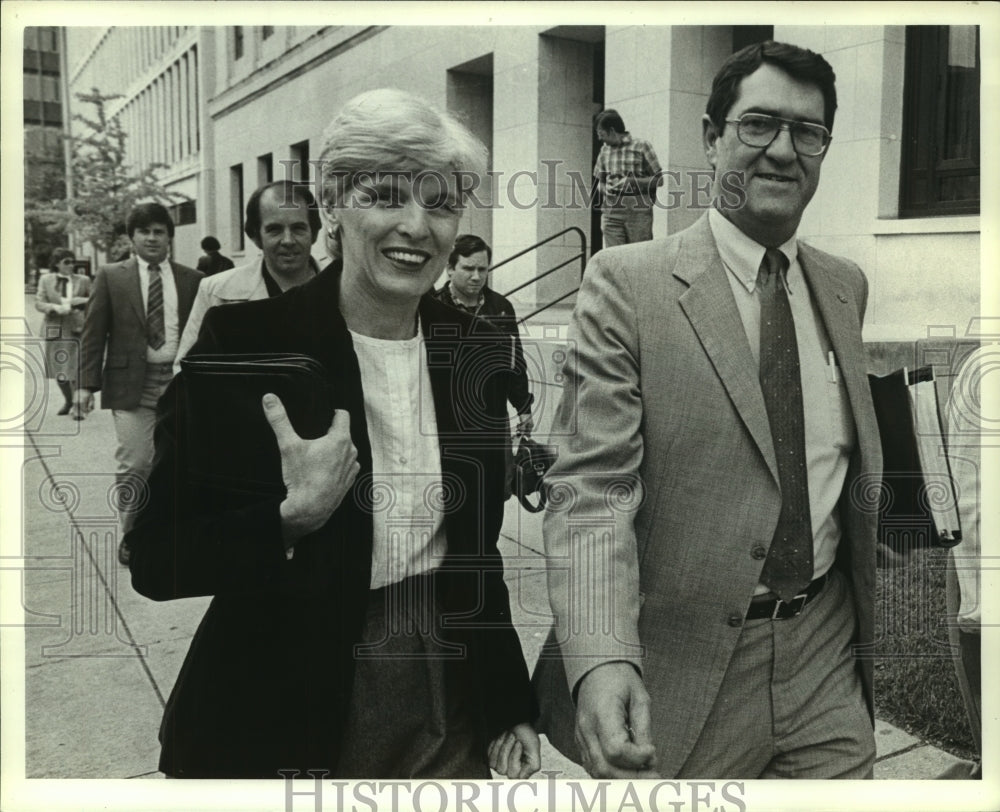 1984 Press Photo Gary Greenough and Fran leave Federal Building in Alabama - Historic Images