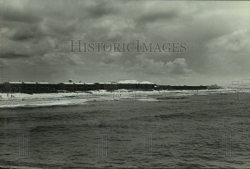 1989 Press Photo People along beach in Alabama - Historic Images