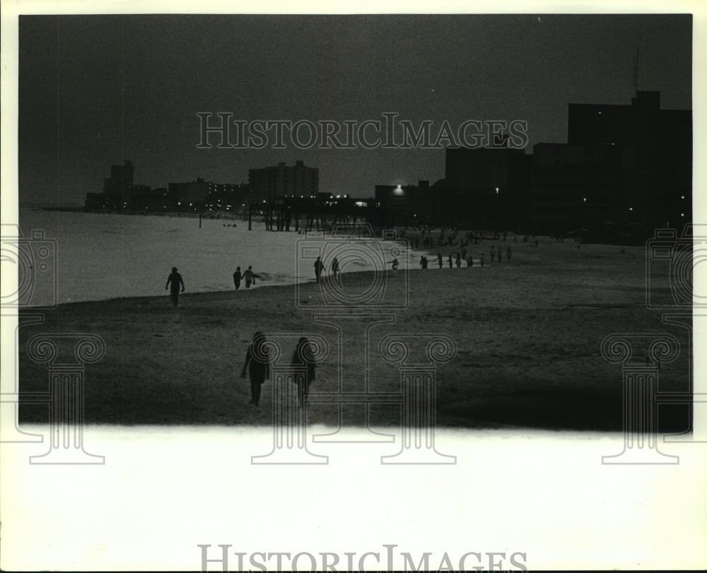 Press Photo People on Gulf Shores, Alabama beach in evening - amra00396
