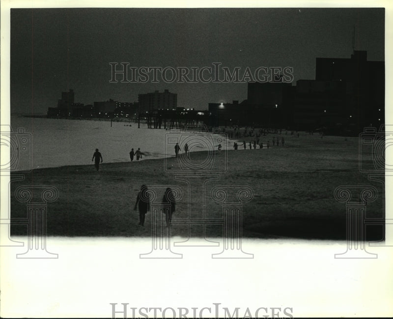 Load image into Gallery viewer, Press Photo People on Gulf Shores, Alabama beach in evening - amra00396
