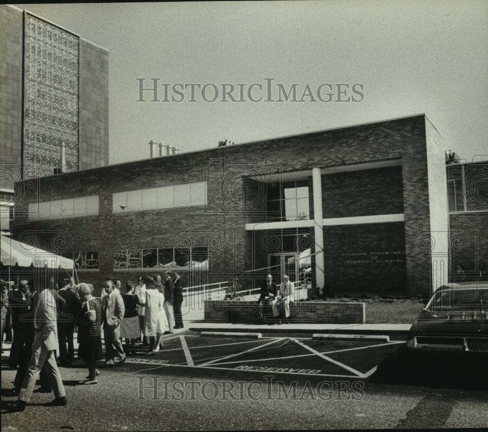 1984 Press Photo People outside Alabama Forensic Sciences building- Historic Images