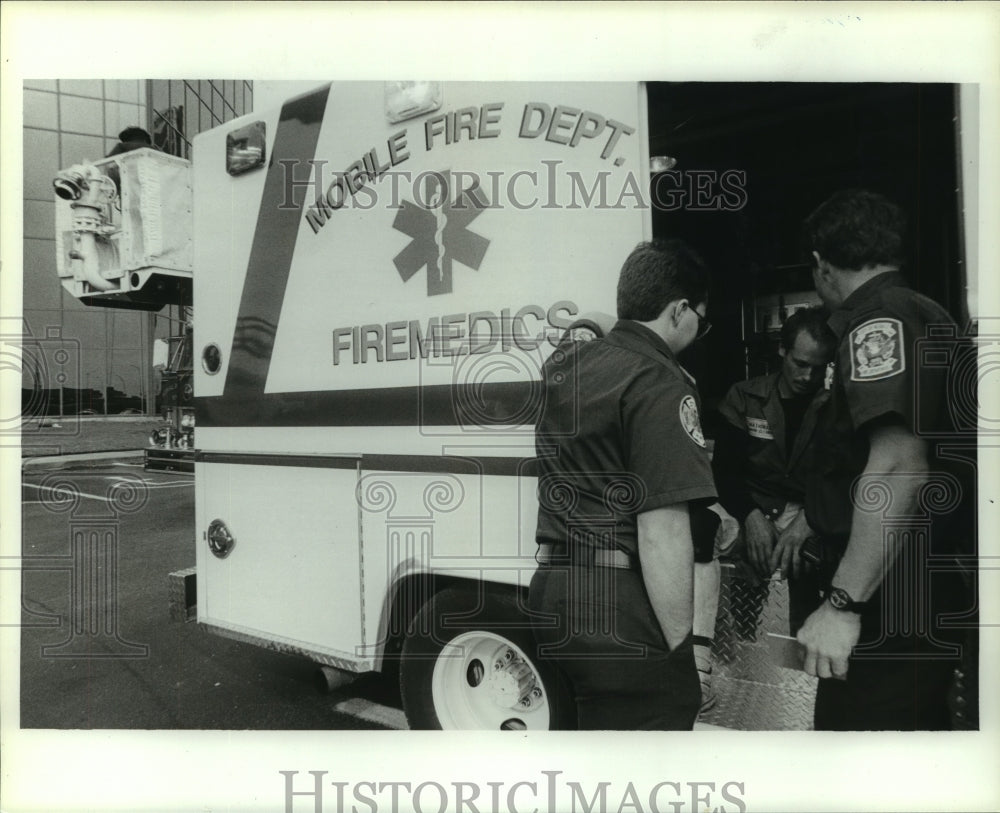 1992 Press Photo Mobile, Alabama Fire medics help window cleaner Frederic George- Historic Images