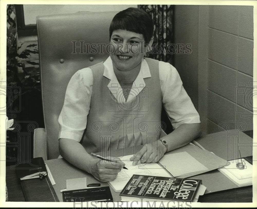 1988 Press Photo Dr. Susan Anderson works at her desk in Alabama - Historic Images