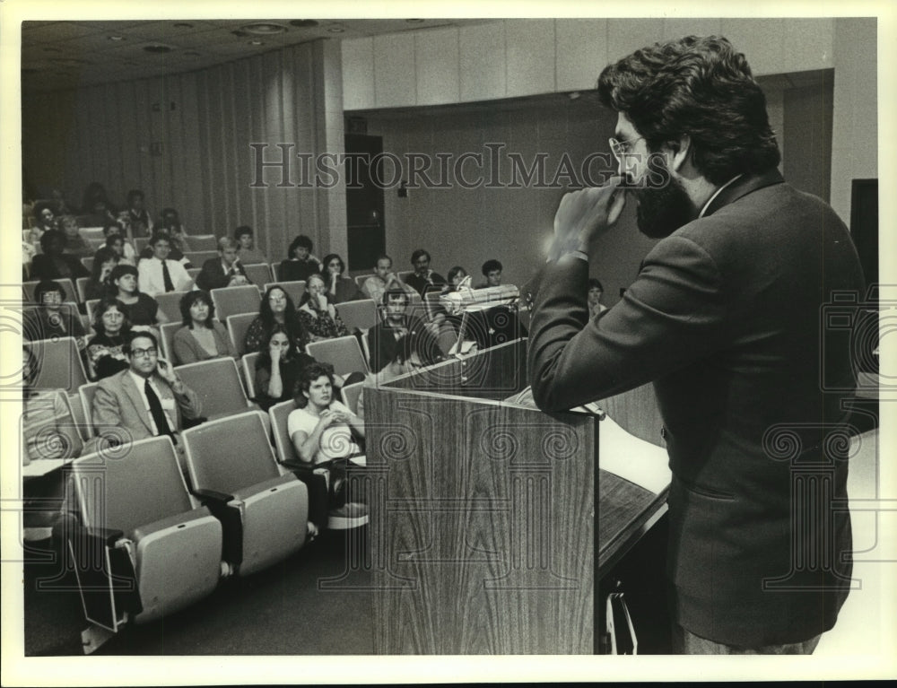 1984 Press Photo Alberto Arene speaks to audience in auditorium in Alabama - Historic Images