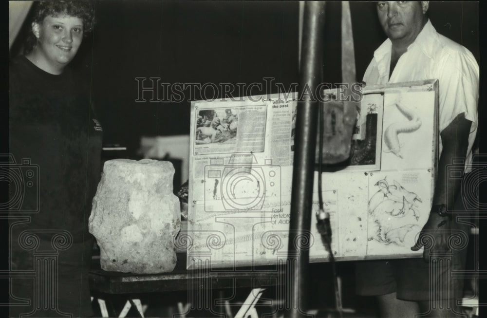 1987 Press Photo Man and woman by fossil search display in Alabama - Historic Images