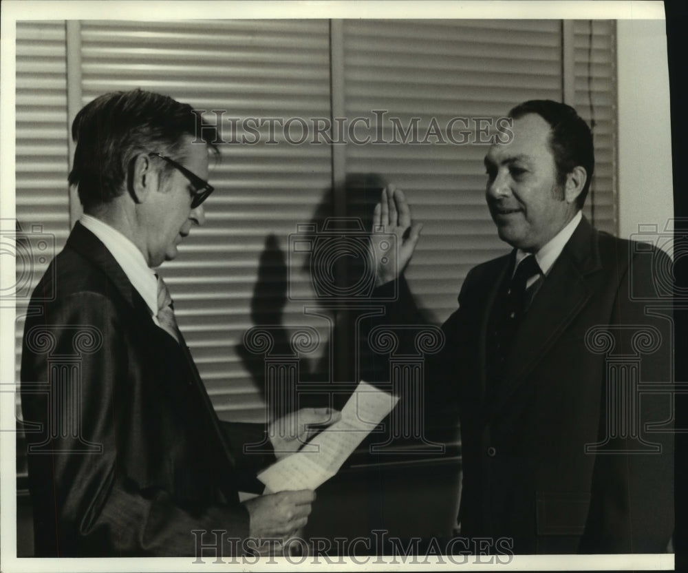 1977 Press Photo Mobile, Alabama postmaster Alvin Andress sworn in- Historic Images