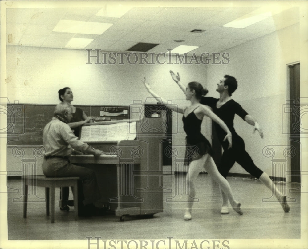 1984 Press Photo Composer Dr. Carl Alette at Dance USA rehearsal in Alabama- Historic Images