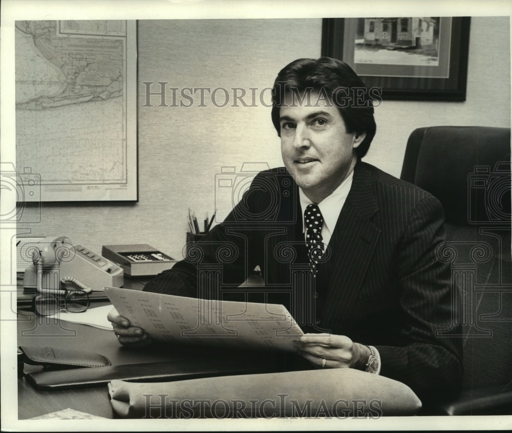 1980 Press Photo Harold Alexander of Sears Company at his desk in Alabama - Historic Images