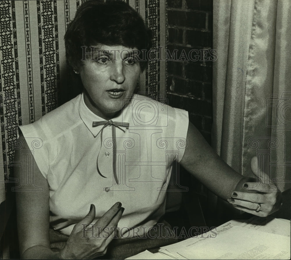 1983 Press Photo Wendy Allen with documents in Alabama - Historic Images