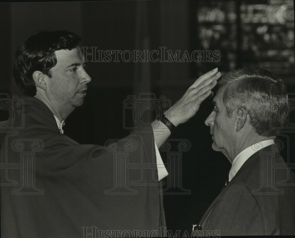 1989 Press Photo Msgr. John Amos places ash on man in Alabama cathedral - Historic Images