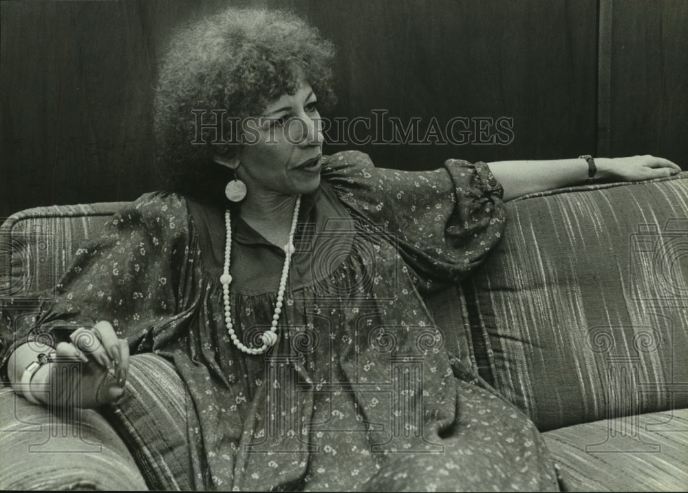 1986 Press Photo Cynthia Auerbach on couch in Alabama - Historic Images