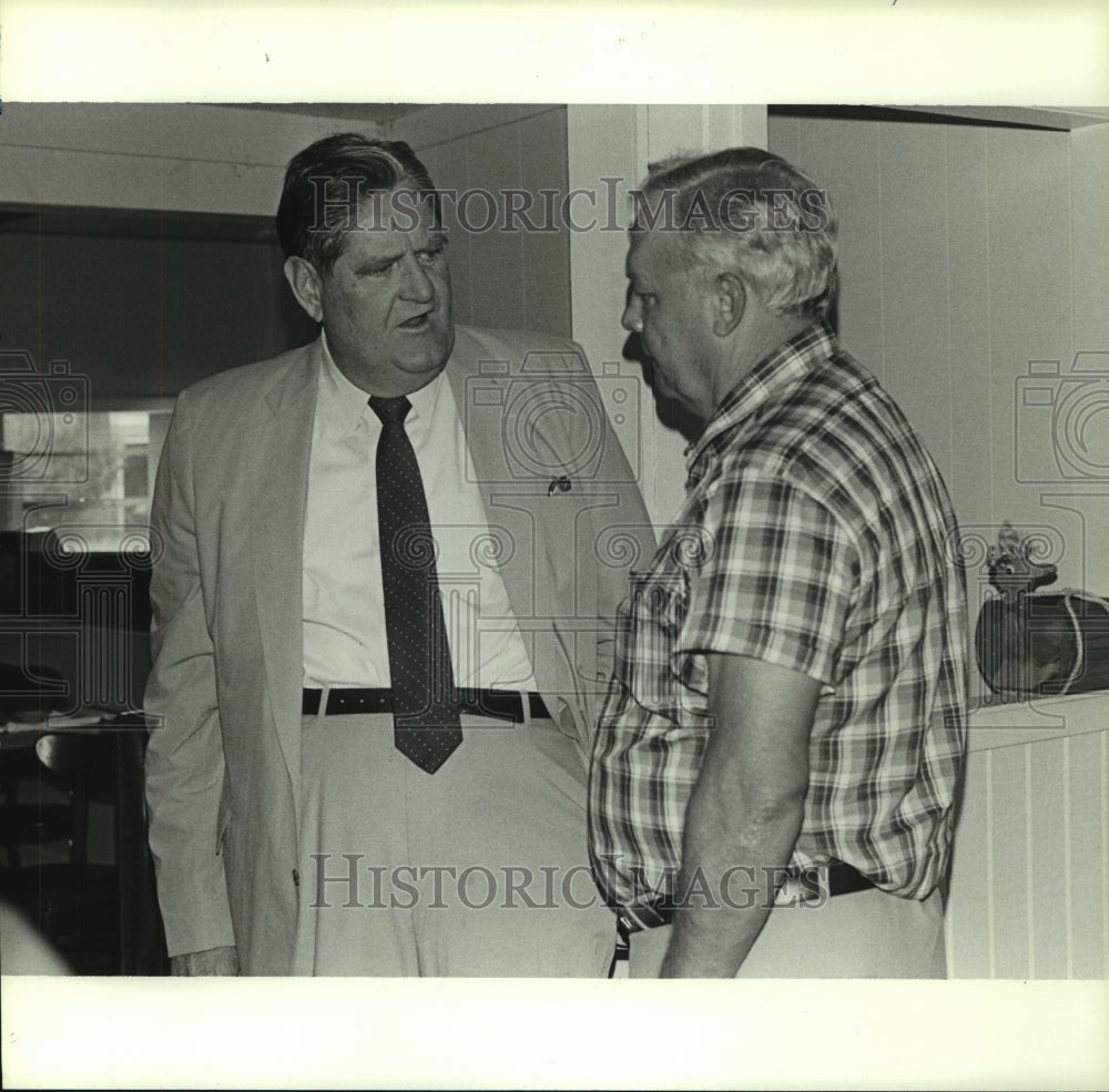 1987 Press Photo Howell Heflin with man in Bay Minette, Alabama - Historic Images