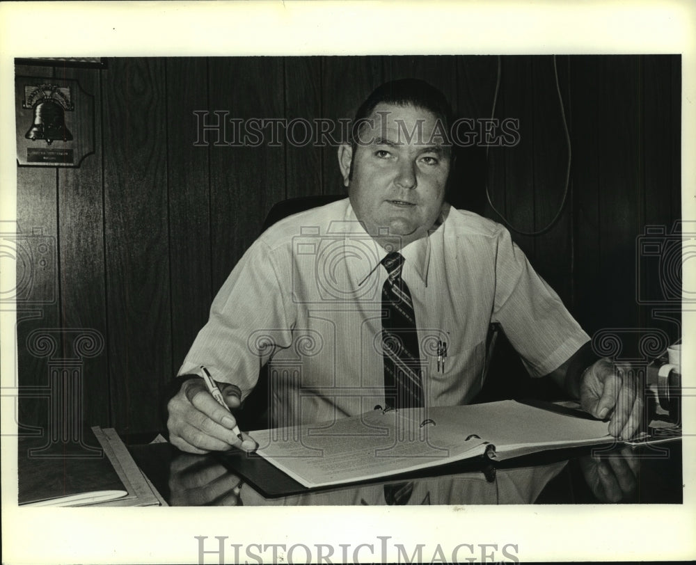 1984 Press Photo Satsuma, Alabama police chief B. B. Barlow at his desk- Historic Images