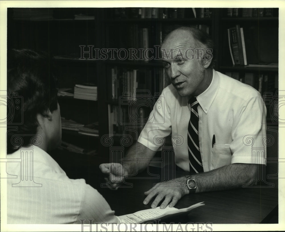 1981 Press Photo Dr. Wilmer Baker at University of South Alabama - Historic Images