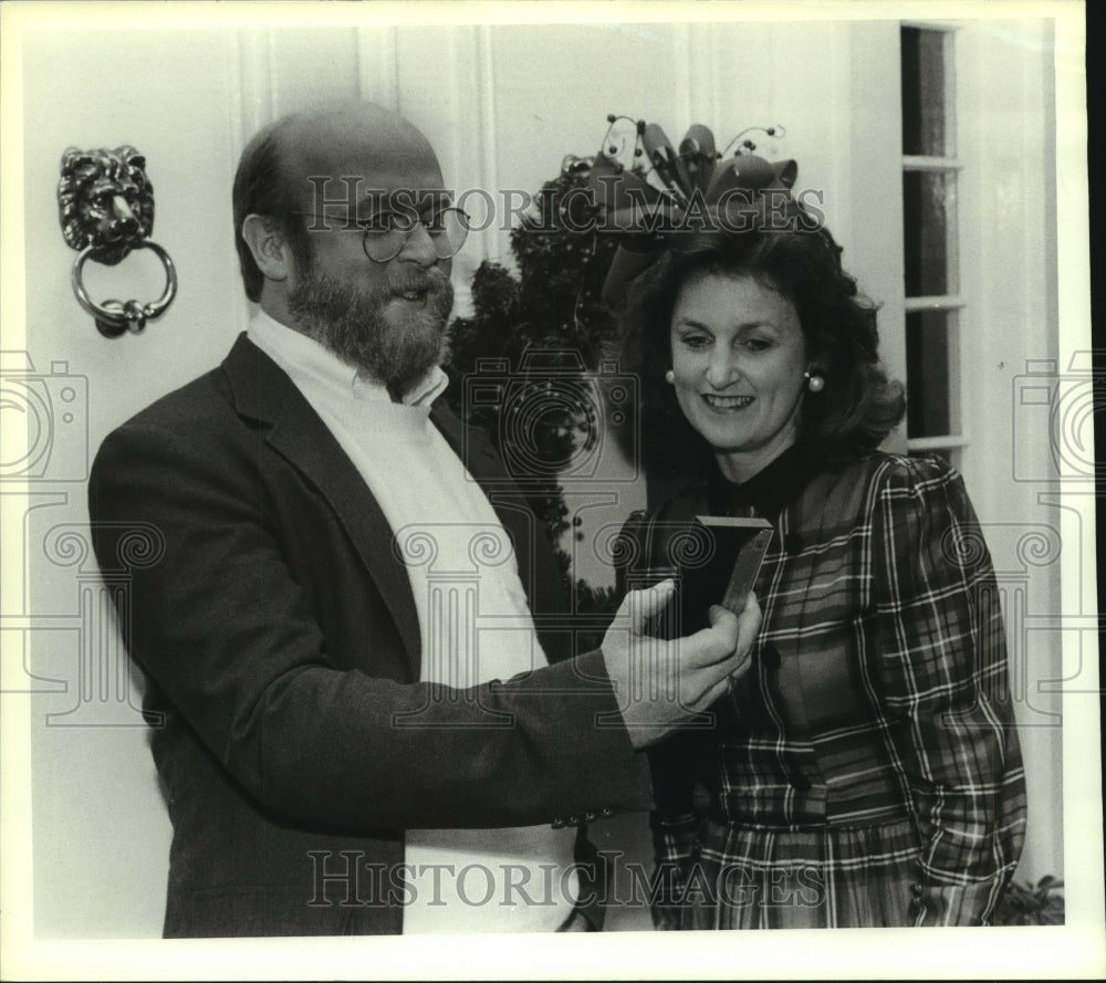 1988 Press Photo Fred Baldwin gives Lulu Crawford cassette tape in Alabama- Historic Images