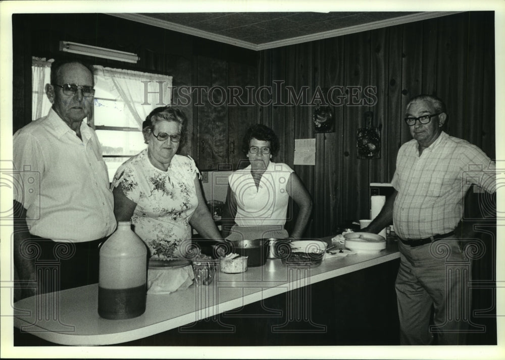 1987 Press Photo People prepare meal at Barnett Crossroads, Alabama - Historic Images