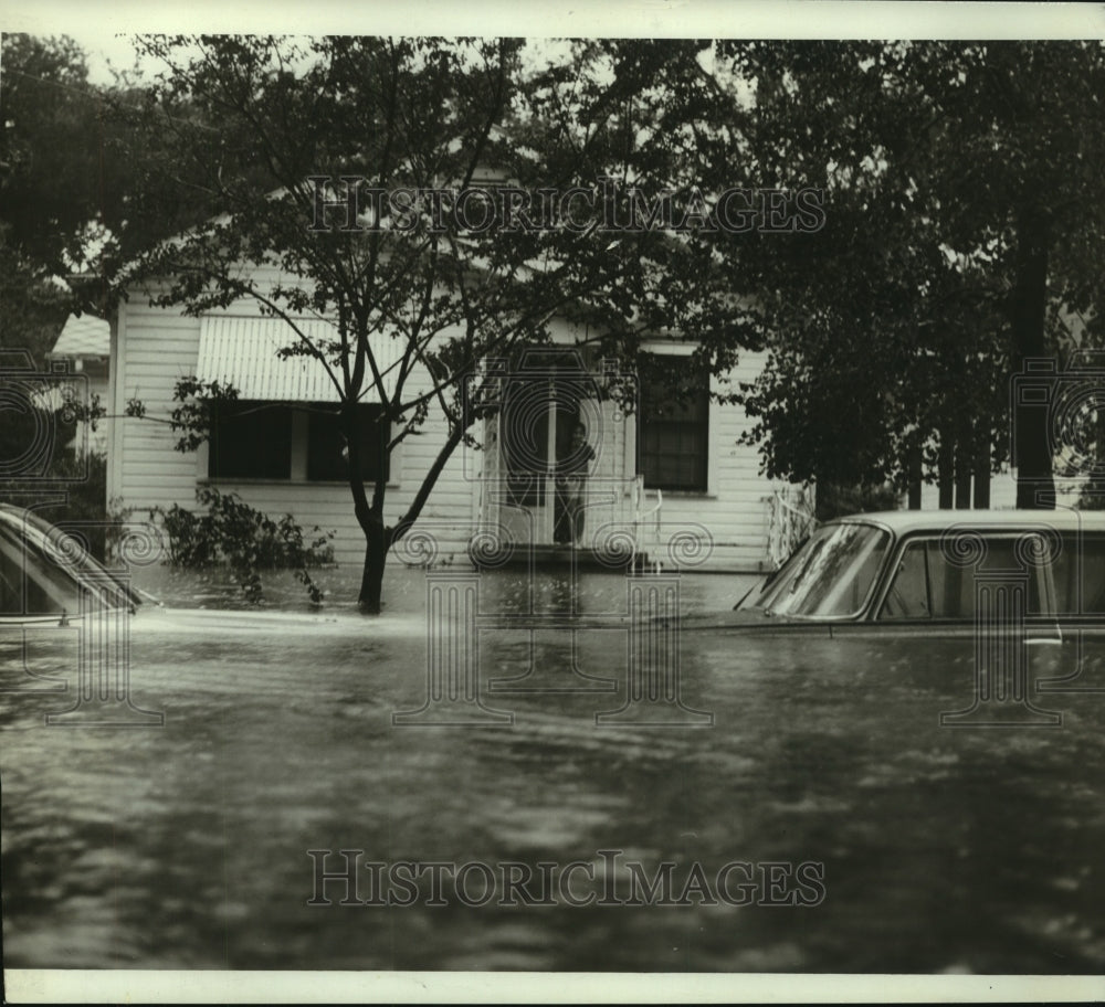 1965 Press Photo Car in flooded Glenwood Street in Alabama - Historic Images