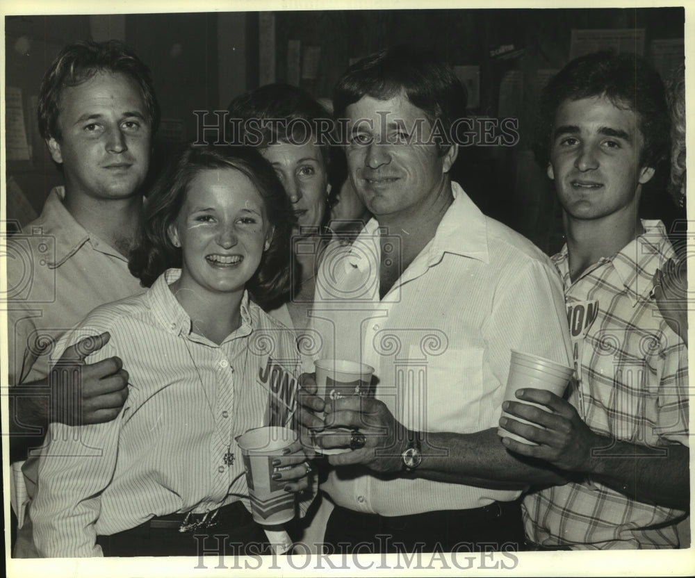 1980 Press Photo Jon Archer and family at party in Alabama - Historic Images