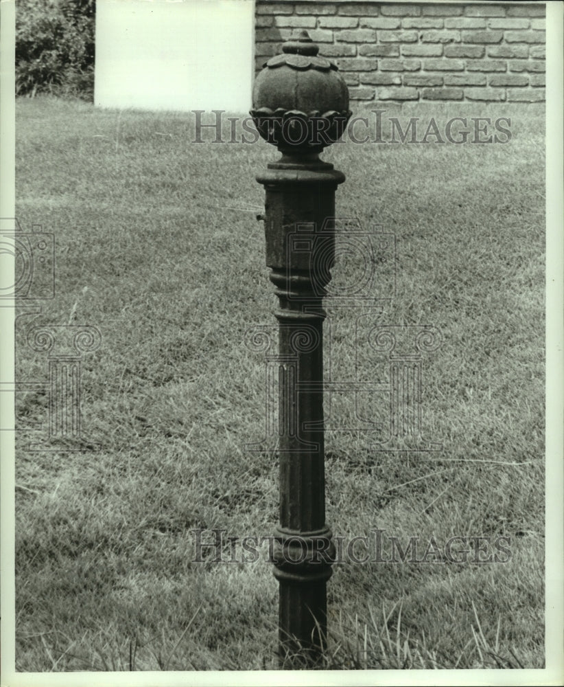 1970 Press Photo Hitching post by home on Byronell Court in Alabama - amra00822- Historic Images