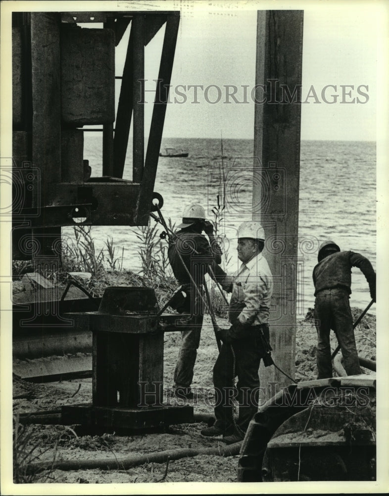 1986 Press Photo Construction of pilings at Navy homeport in Alabama - Historic Images