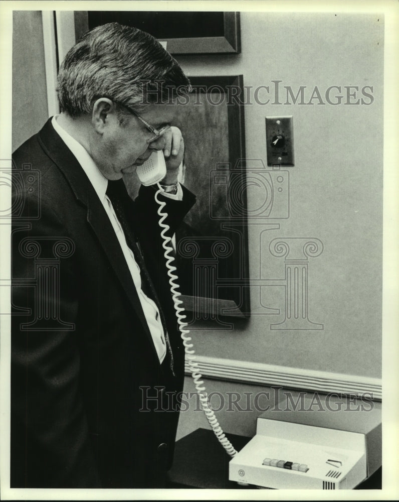 1985 Press Photo Member of the Navy study on phone in Alabama - Historic Images