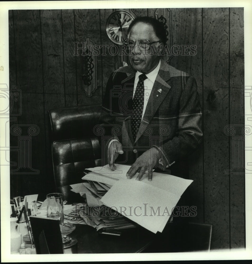 1990 Press Photo Dr. Robert Gilliard at his desk in Alabama - Historic Images