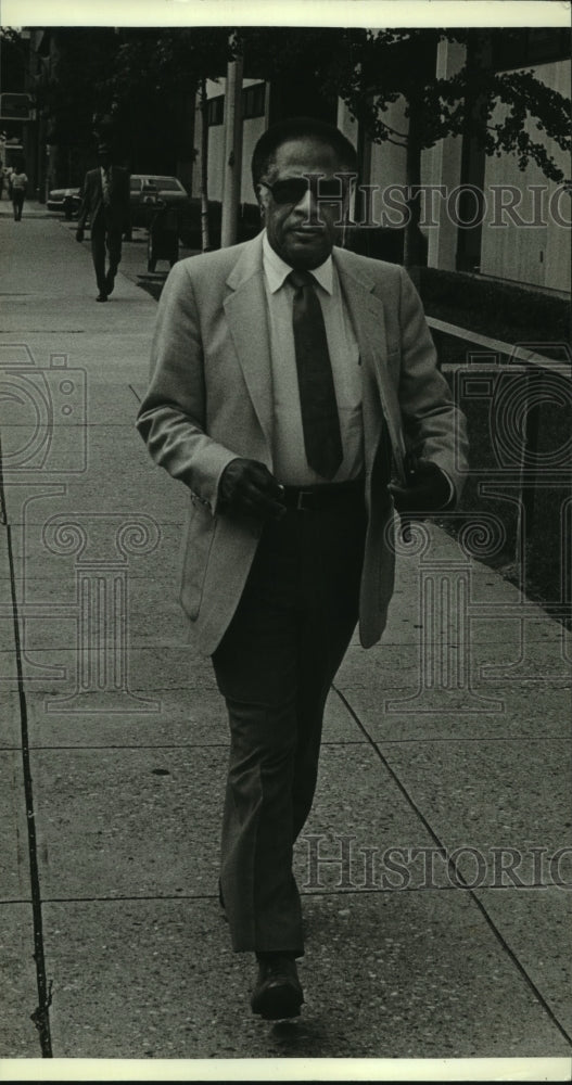 1983 Press Photo Robert Gilliard walks on sidewalk in Alabama - Historic Images