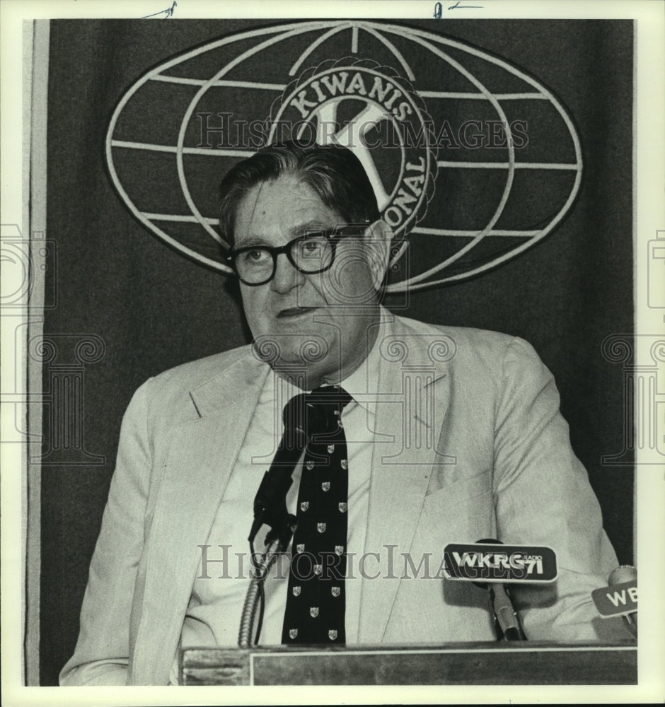 1985 Press Photo Howell Heflin speaks at Kiwanis event in Alabama - Historic Images