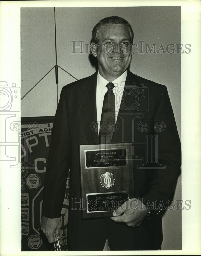 1989 Press Photo Larry Henderson holds Coach of Year plaque in Alabama - Historic Images