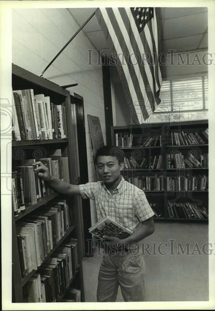 1988 Press Photo Shaw High valedictorian Hien Tran in library in Alabama - Historic Images